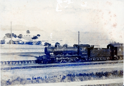 旧国鉄鳥羽駅に停車する蒸気機関車
