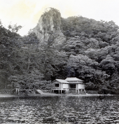 浦神社の潮喰松と社務所1