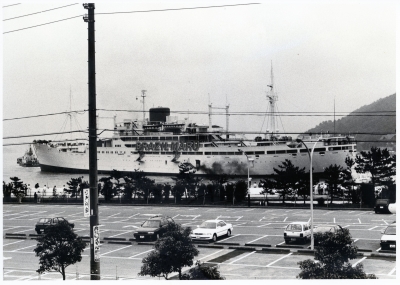 閉館して佐田浜港を離れる｢海洋パビリオン･鳥羽ぶらじる丸｣1｜コンテンツ詳細｜鳥羽デジタルアーカイブス